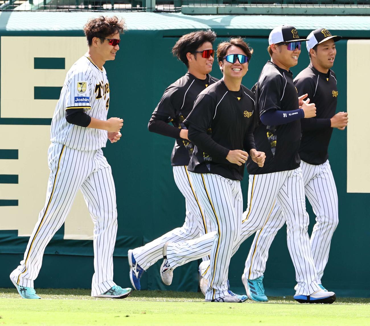 外野をランニングする、左から大竹、高橋、村上、西勇、青柳（撮影・上田博志）