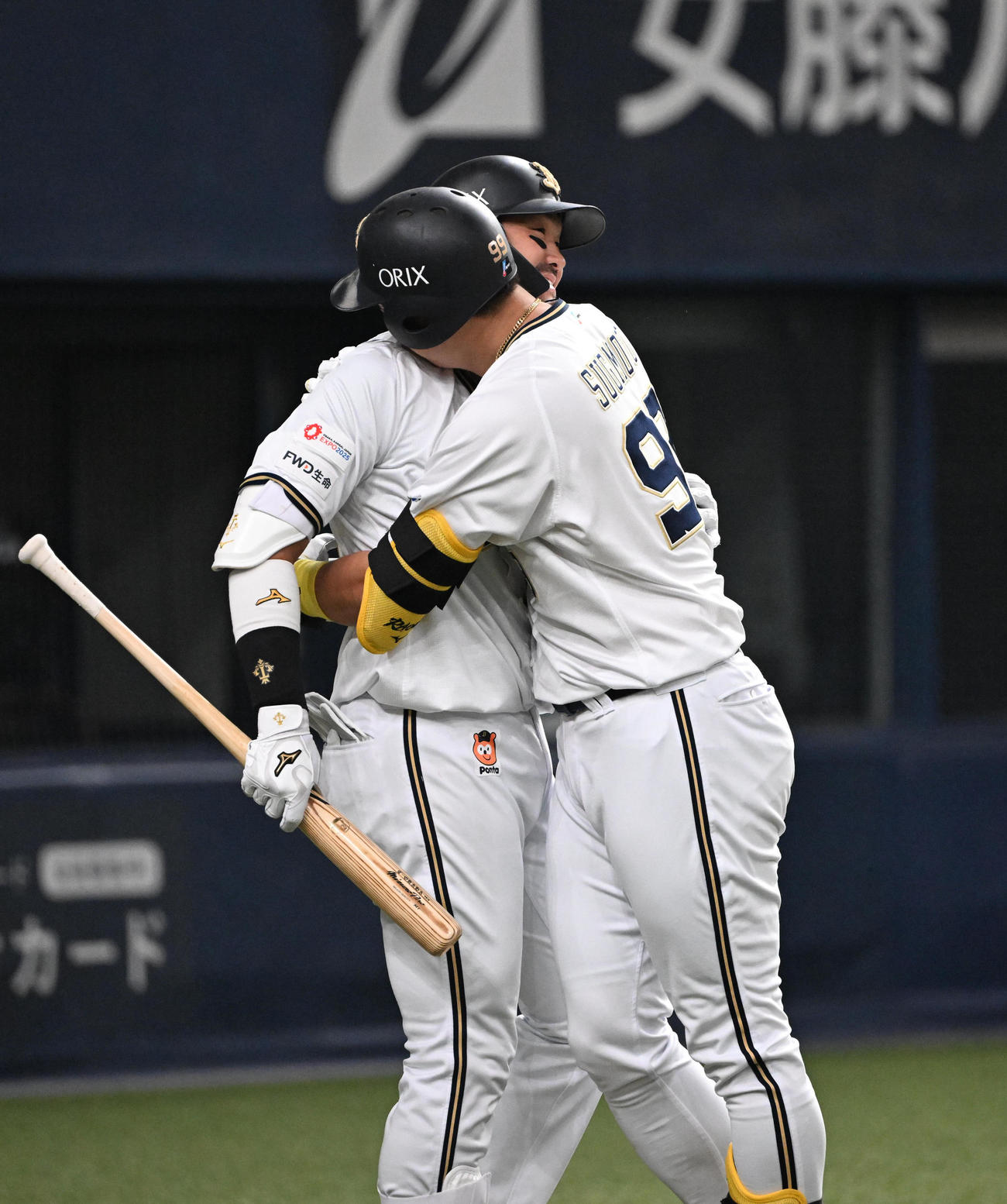 オリックス対西武　7回裏オリックス2死二塁、左越え本塁打を放ったつ杉本はTー岡田と抱き合う（撮影・和賀正仁）