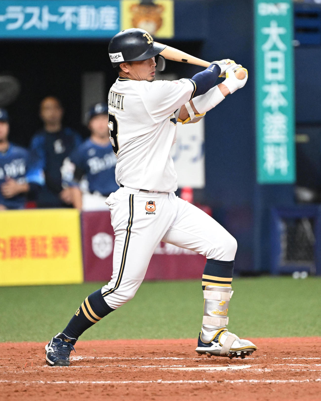 オリックス対西武　8回裏オリックス無死、遊撃へ内野安打を放つ安達（撮影・和賀正仁）