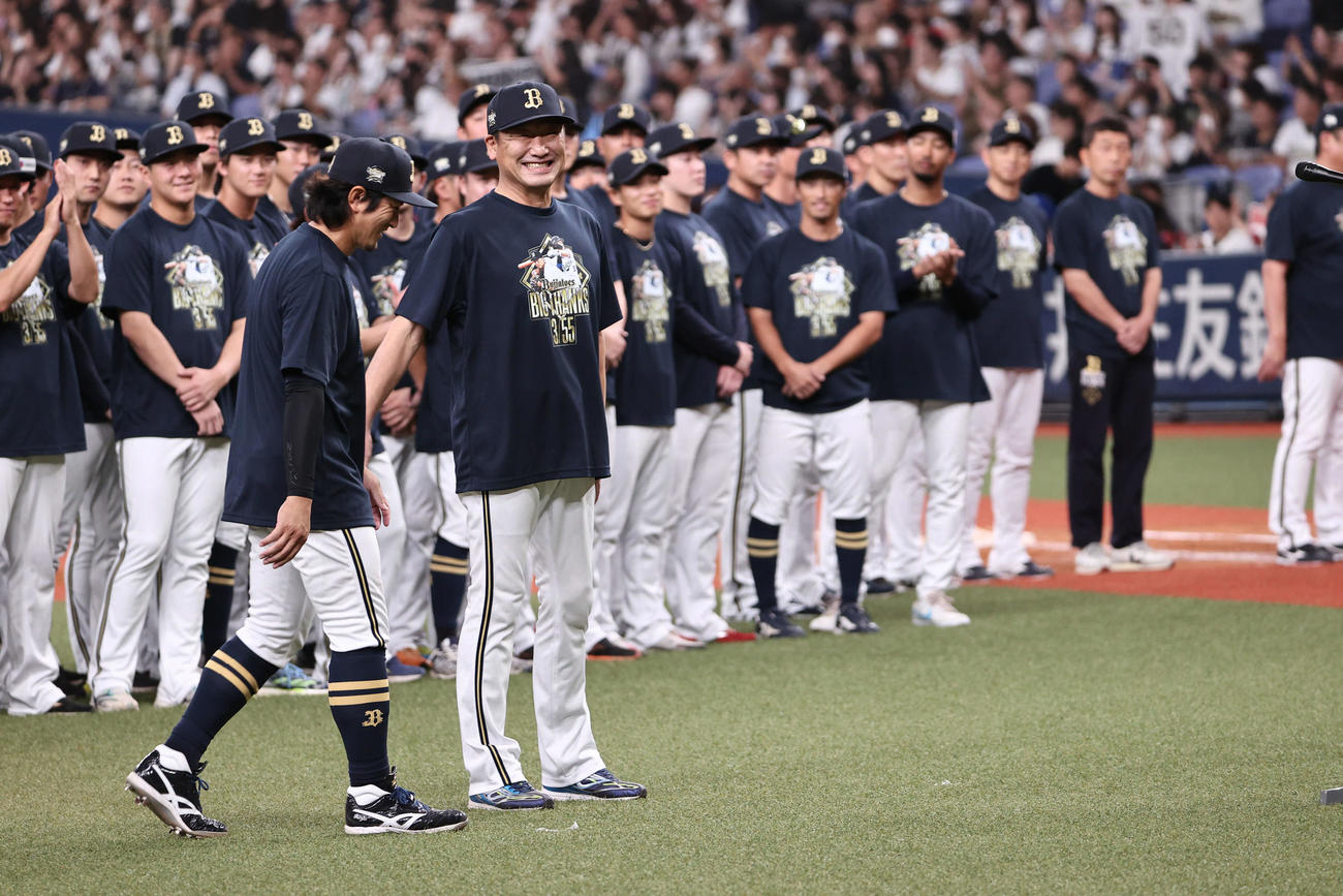 ホーム最終戦セレモニーで、オリックス中嶋監督の無茶ぶりであいさつに向かう小田（撮影・西尾就之）