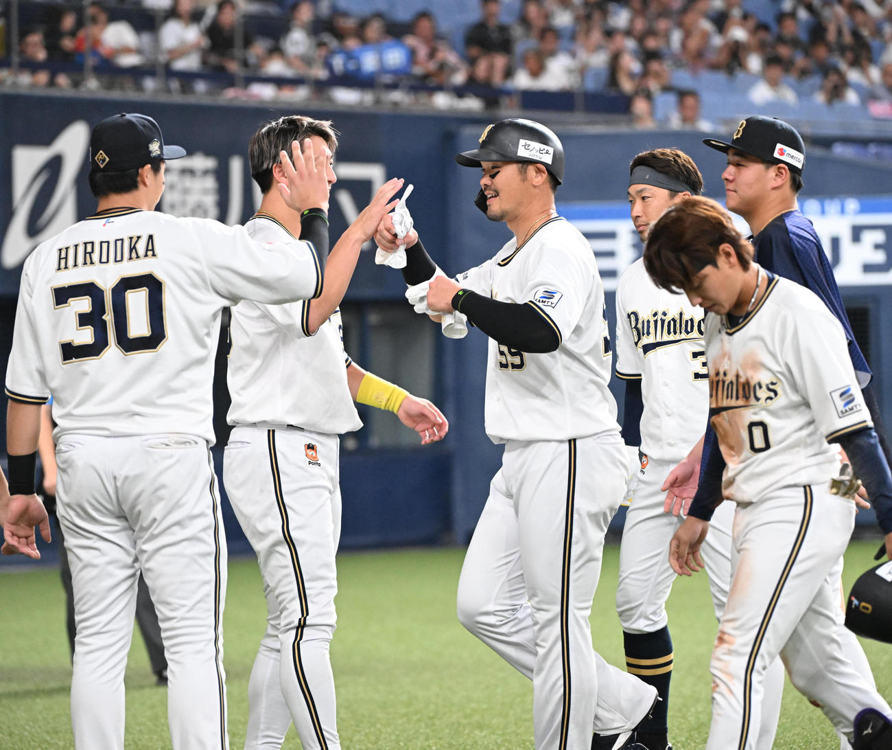 オリックス対西武　7回裏オリックス2死、右前打を放ったTー岡田はナインとタッチする（撮影・和賀正仁）
