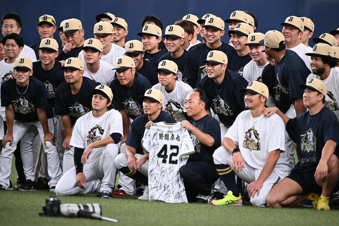 練習前、記念撮影する前列左から小田、安達、野間トレーナー、Tー岡田（撮影・和賀正仁）