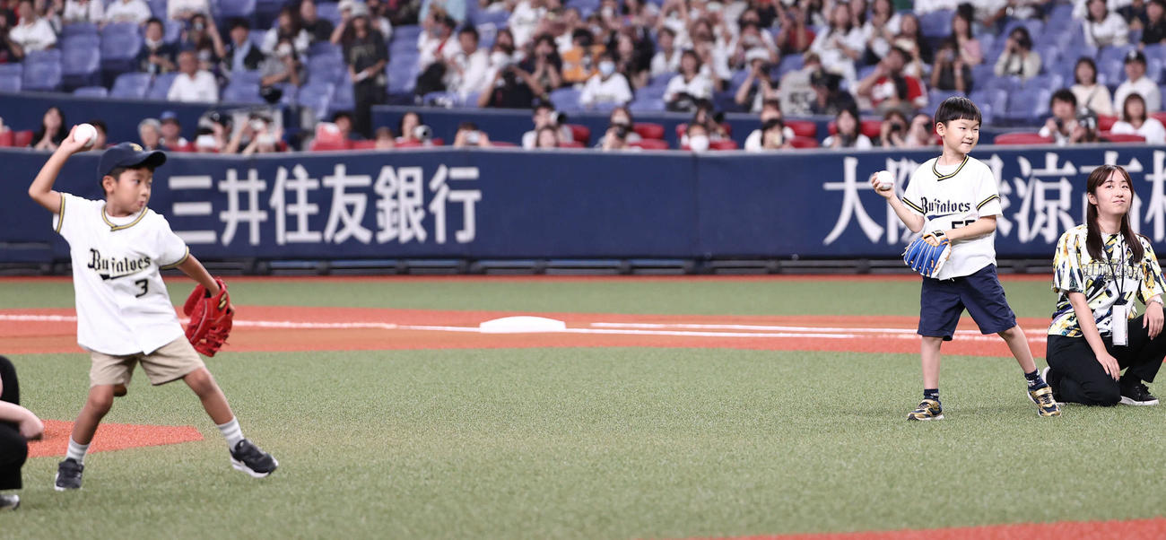 オリックス対西武　特別始球式に登場したオリックス安達の息子陽汰さん（左）とT－岡田の息子おうしさん（撮影・西尾就之）
