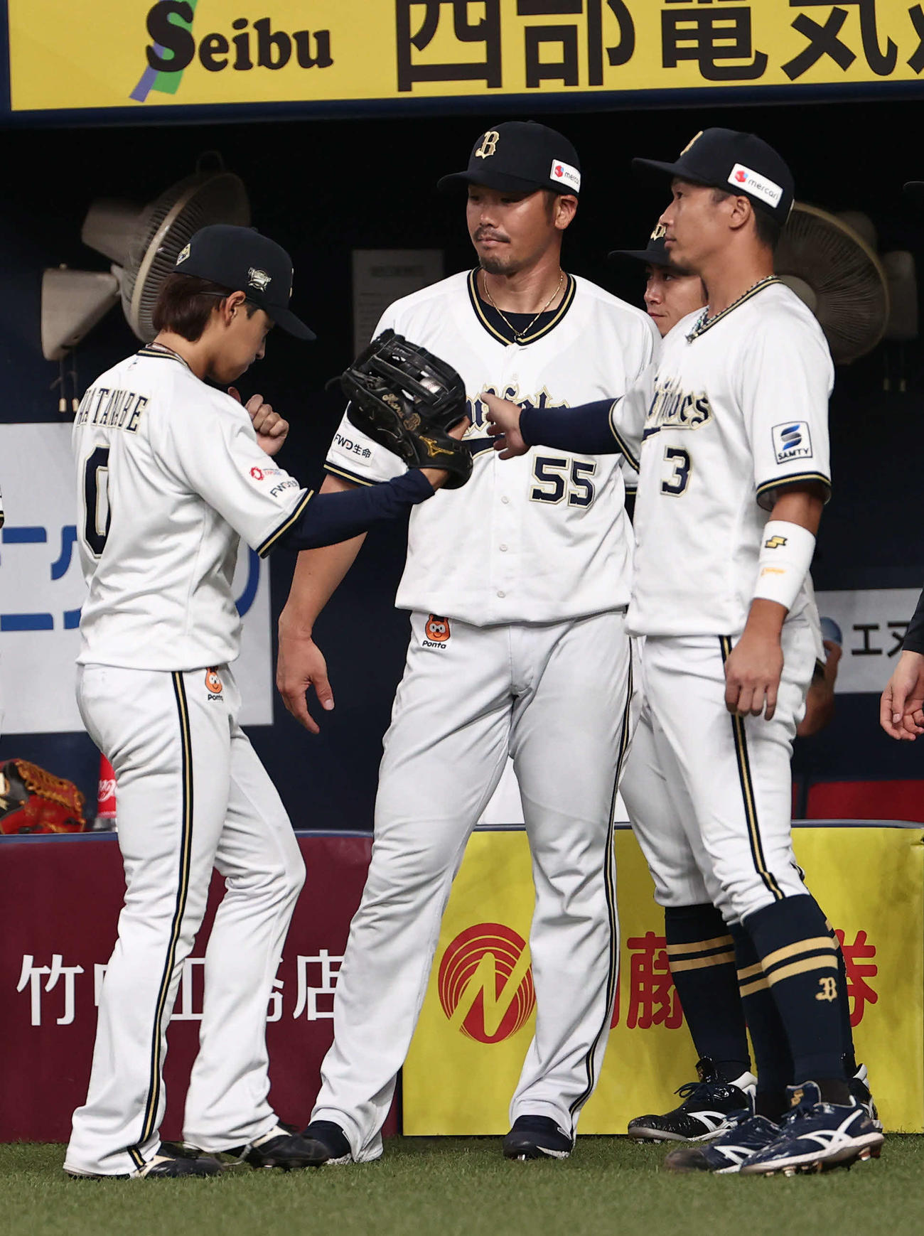 オリックス対西武　オリックスT－岡田（中）と安達は1回表の守備を終えた渡部をベンチ前で出迎える（撮影・西尾就之）