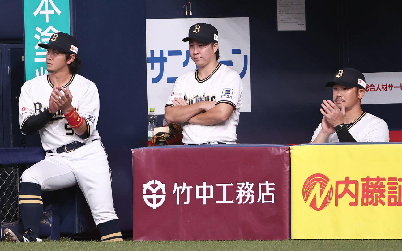 オリックス対西武　2回表西武無死、オリックスT－岡田（右）と小田（左）は味方の守備に拍手（撮影・西尾就之）