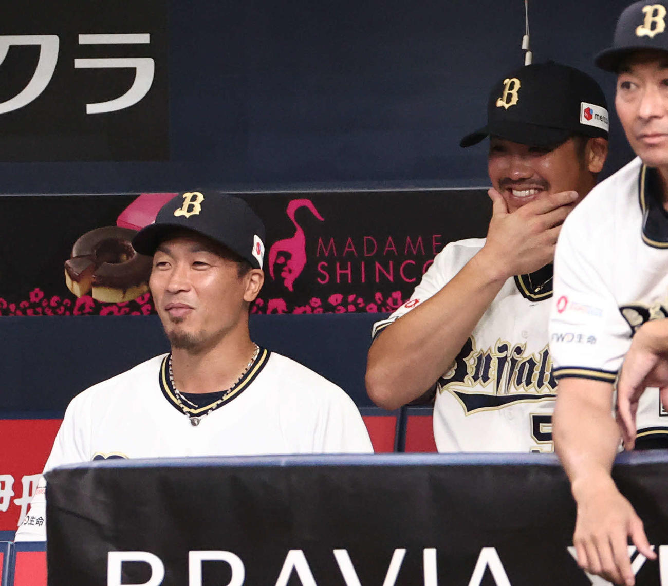 オリックス対西武　笑顔で試合を見守るオリックスT－岡田（右）と安達（撮影・西尾就之）