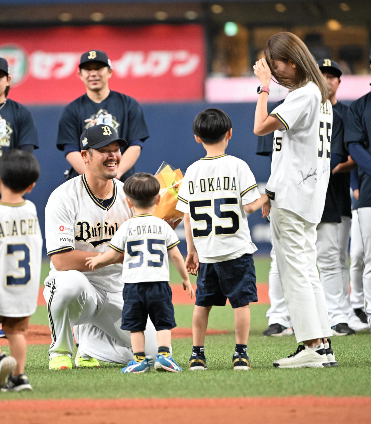 引退セレモニーで子どもから花束を贈られるTー岡田（撮影・和賀正仁）