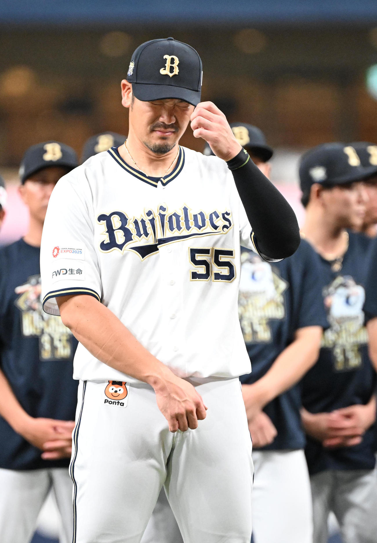 引退セレモニーで涙ながらにあいさつするTー岡田（撮影・和賀正仁）