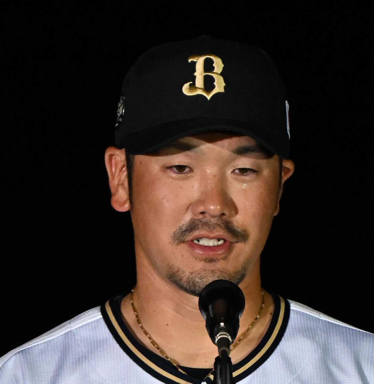 引退セレモニーで涙ながらにあいさつするTー岡田（撮影・和賀正仁）