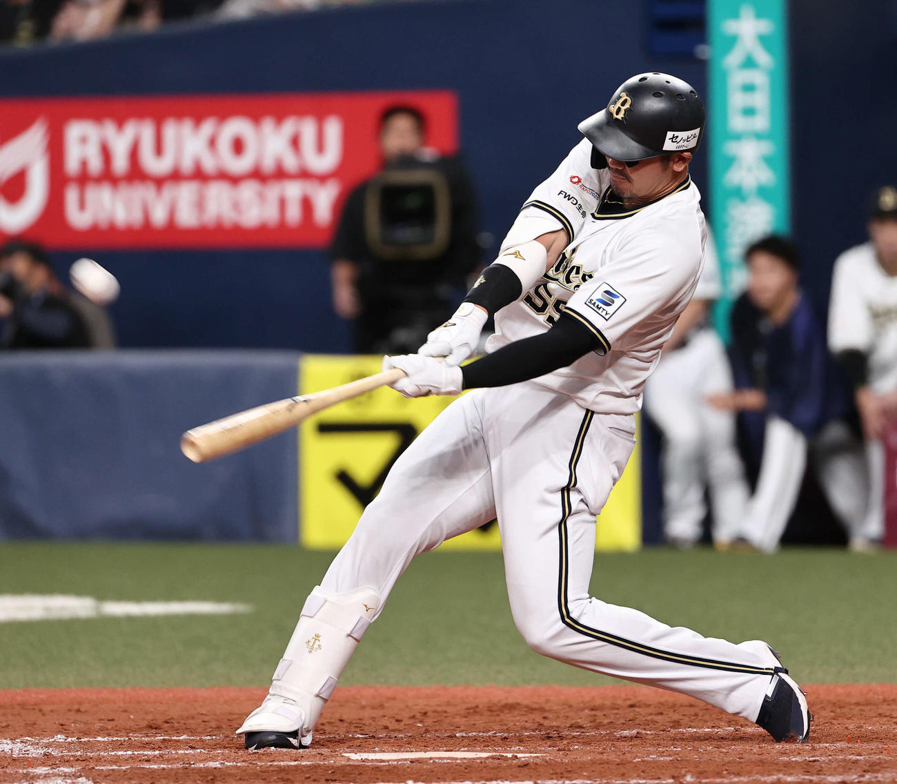 オリックス対西武　9回裏オリックス2死一塁、T－岡田は右翼に大飛球を放つもファウル（撮影・西尾就之）