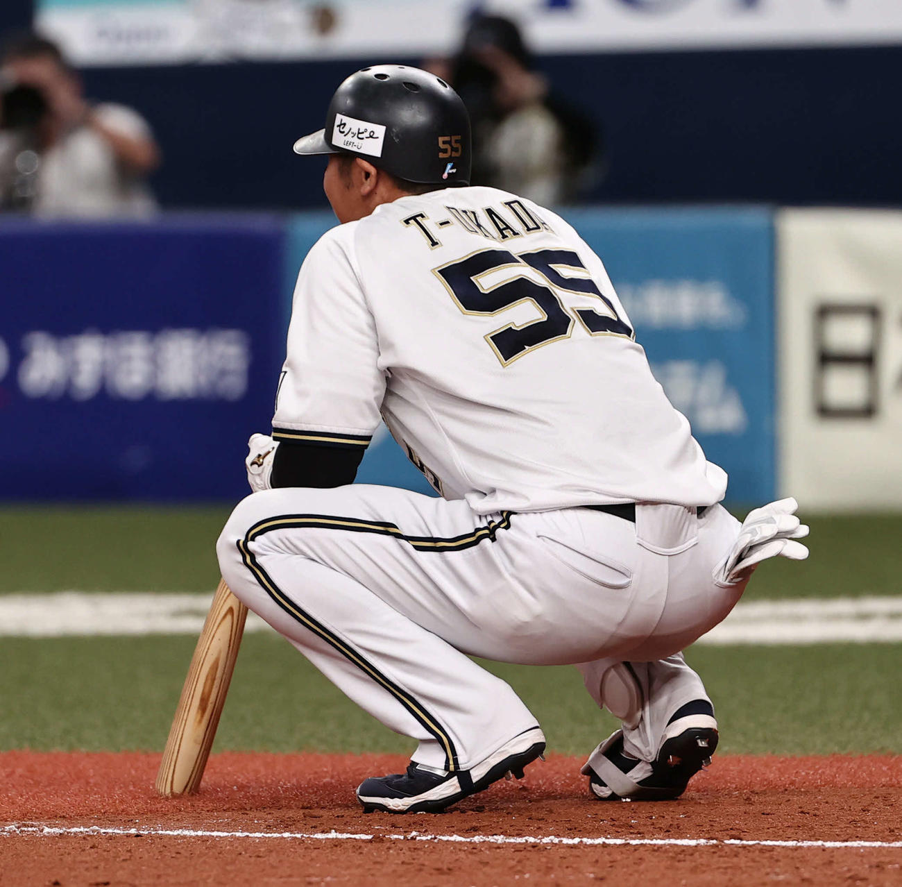 オリックス対西武　9回裏オリックス2死一塁、T－岡田は右翼に大飛球を放つもファウルで思わずしゃがみこむ（撮影・西尾就之）