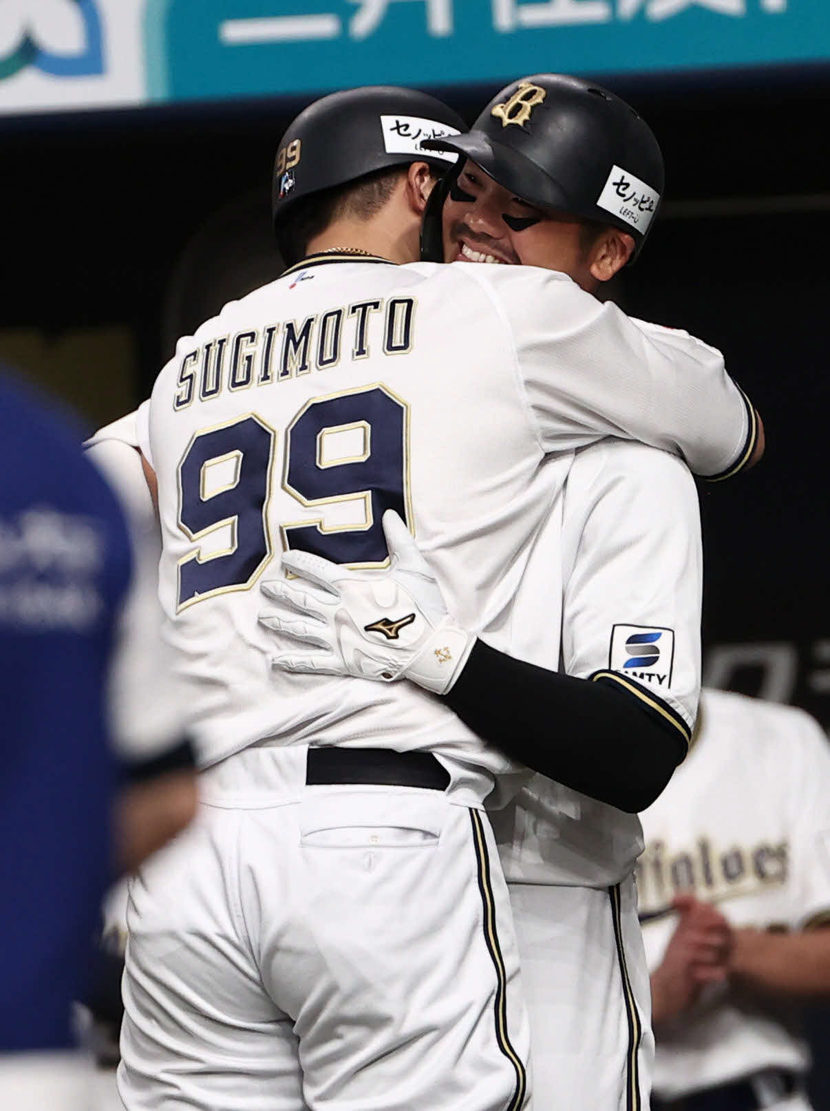 オリックス対西武　7回裏オリックス2死二塁、T－岡田（後方）は代打2点本塁打を放った杉本と抱き合う（撮影・西尾就之）