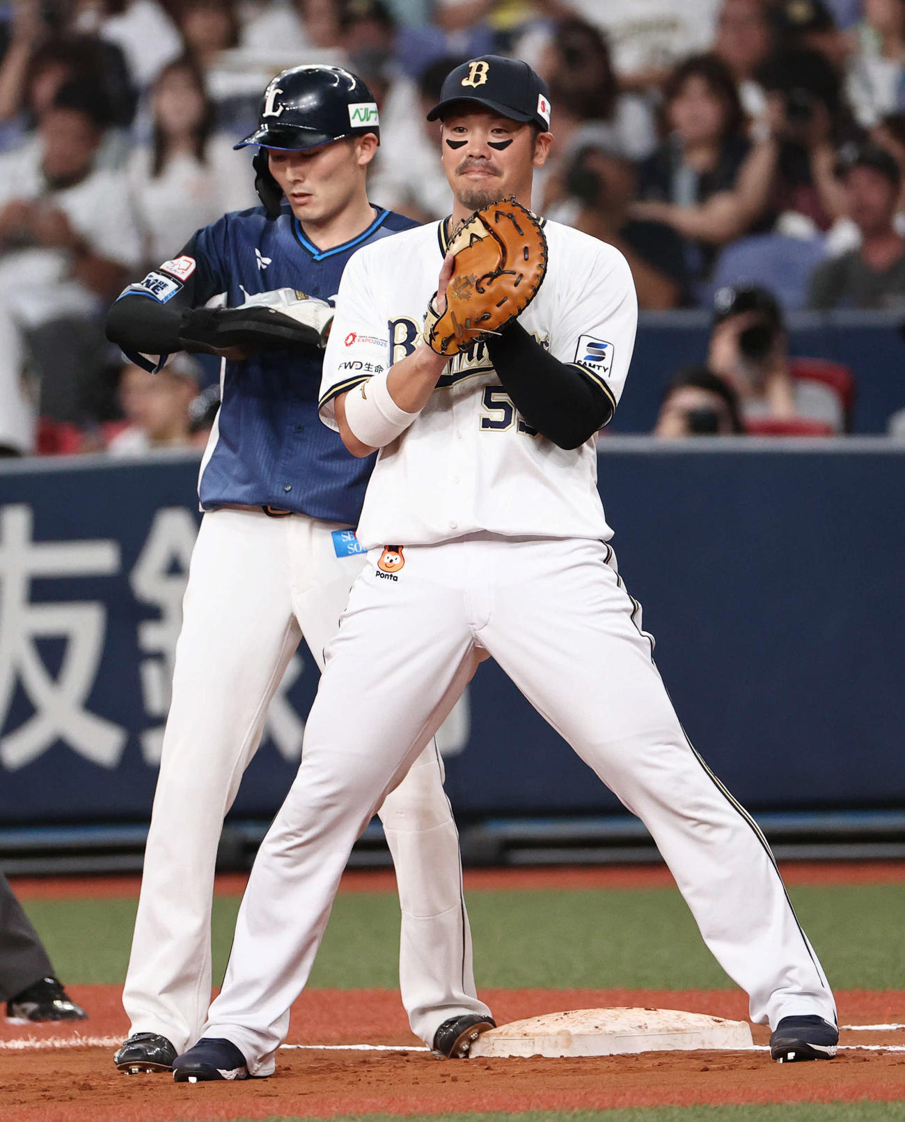 オリックス対西武　6回表西武1死、5回に代打で出場したT－岡田はそのまま一塁の守備につく。走者源田（撮影・西尾就之）
