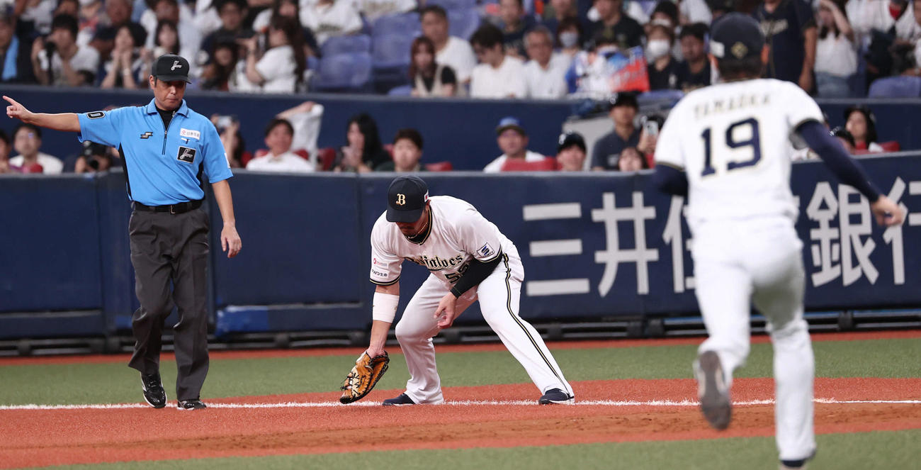 オリックス対西武　7回表西武無死、T－岡田は長谷川の一ゴロを処理（撮影・西尾就之）
