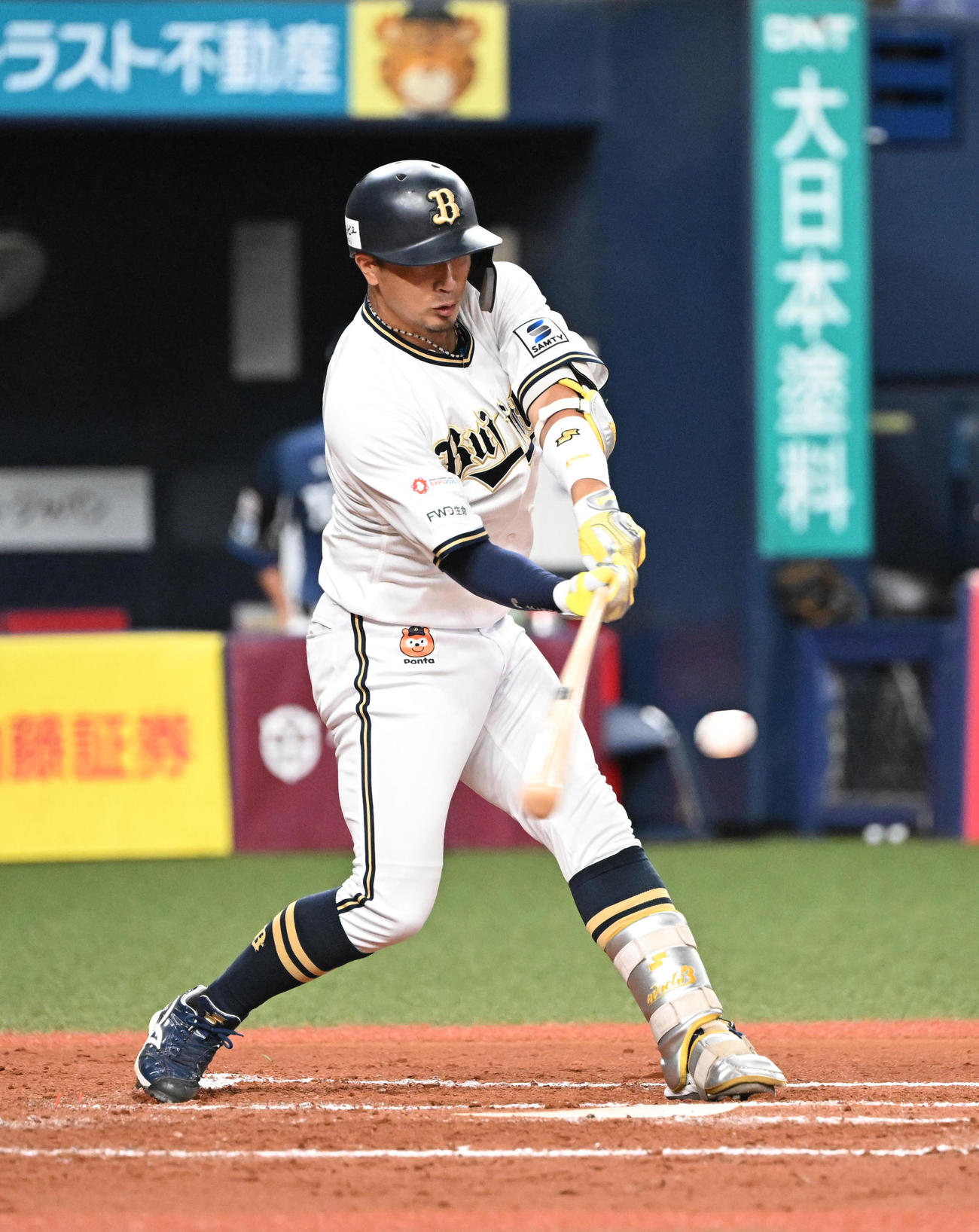 オリックス対西武　6回裏オリックス1死、代打で登場し中飛を放つ安達（撮影・和賀正仁）