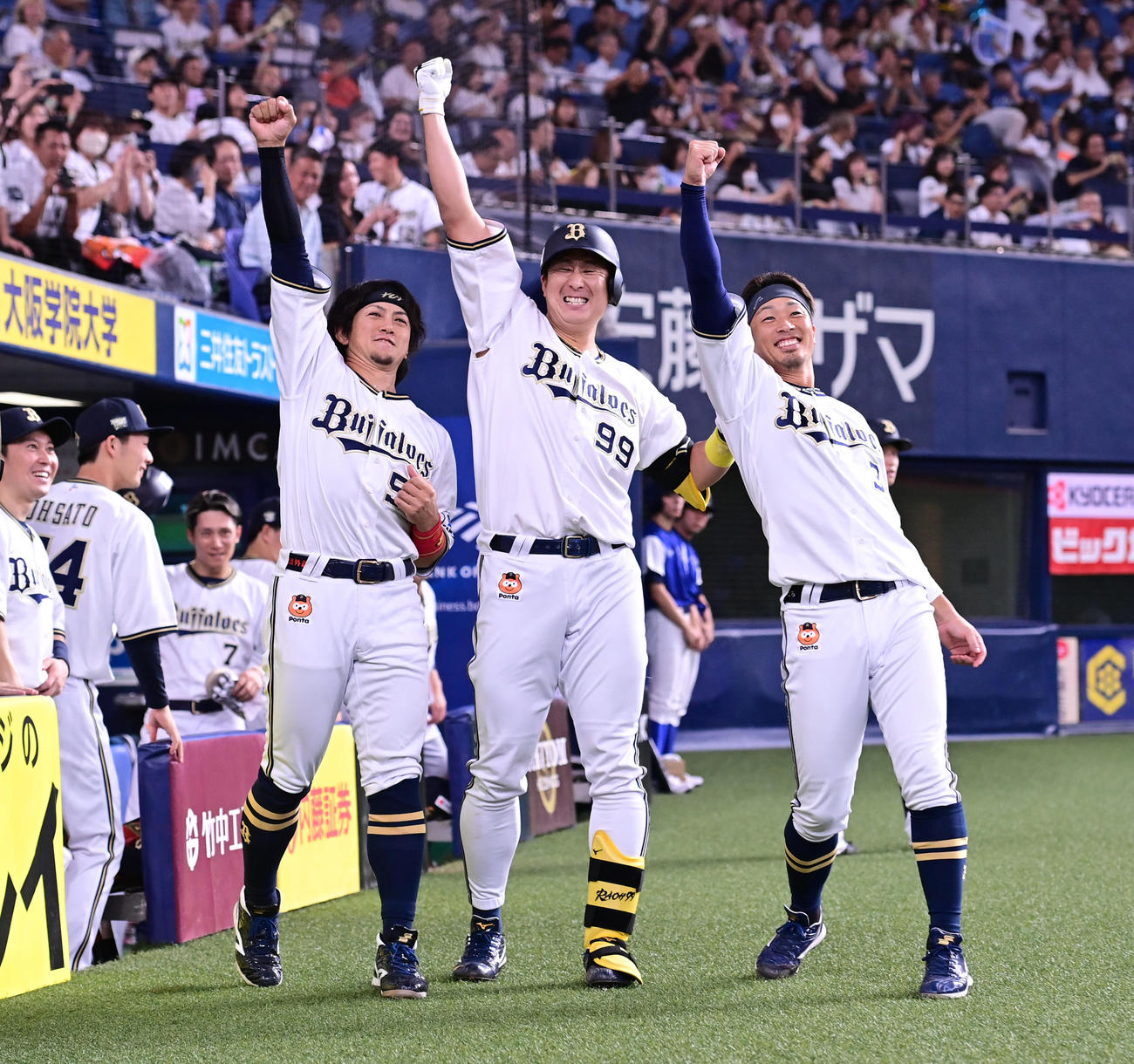 オリックス対西武　7回裏オリックス2死二塁、左越え本塁打を放った杉本（中央）は小田（左）、安達と昇天ポーズ（撮影・和賀正仁）