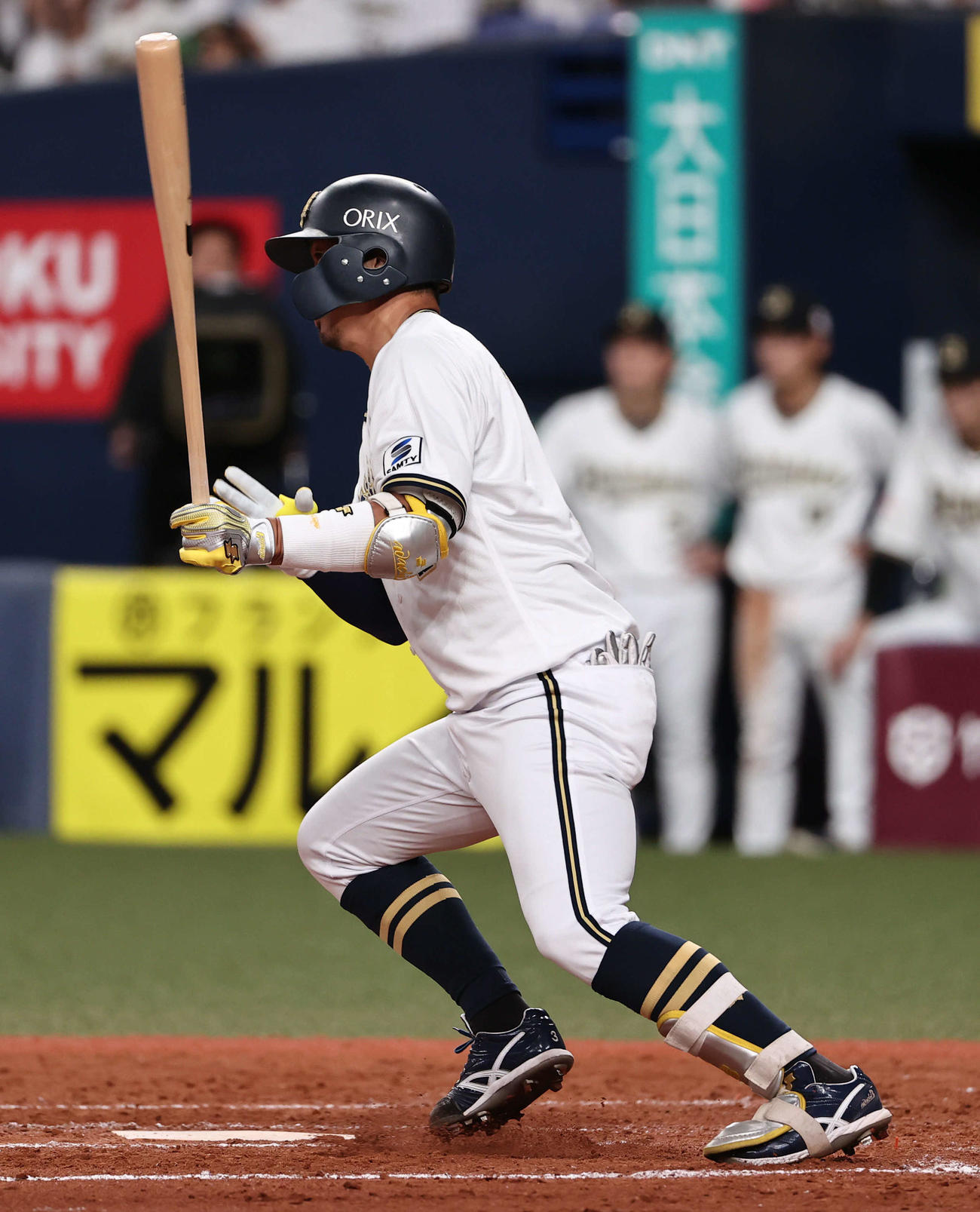 オリックス対西武　8回裏オリックス無死、安達は遊撃へ内野安打を放つ（撮影・西尾就之）