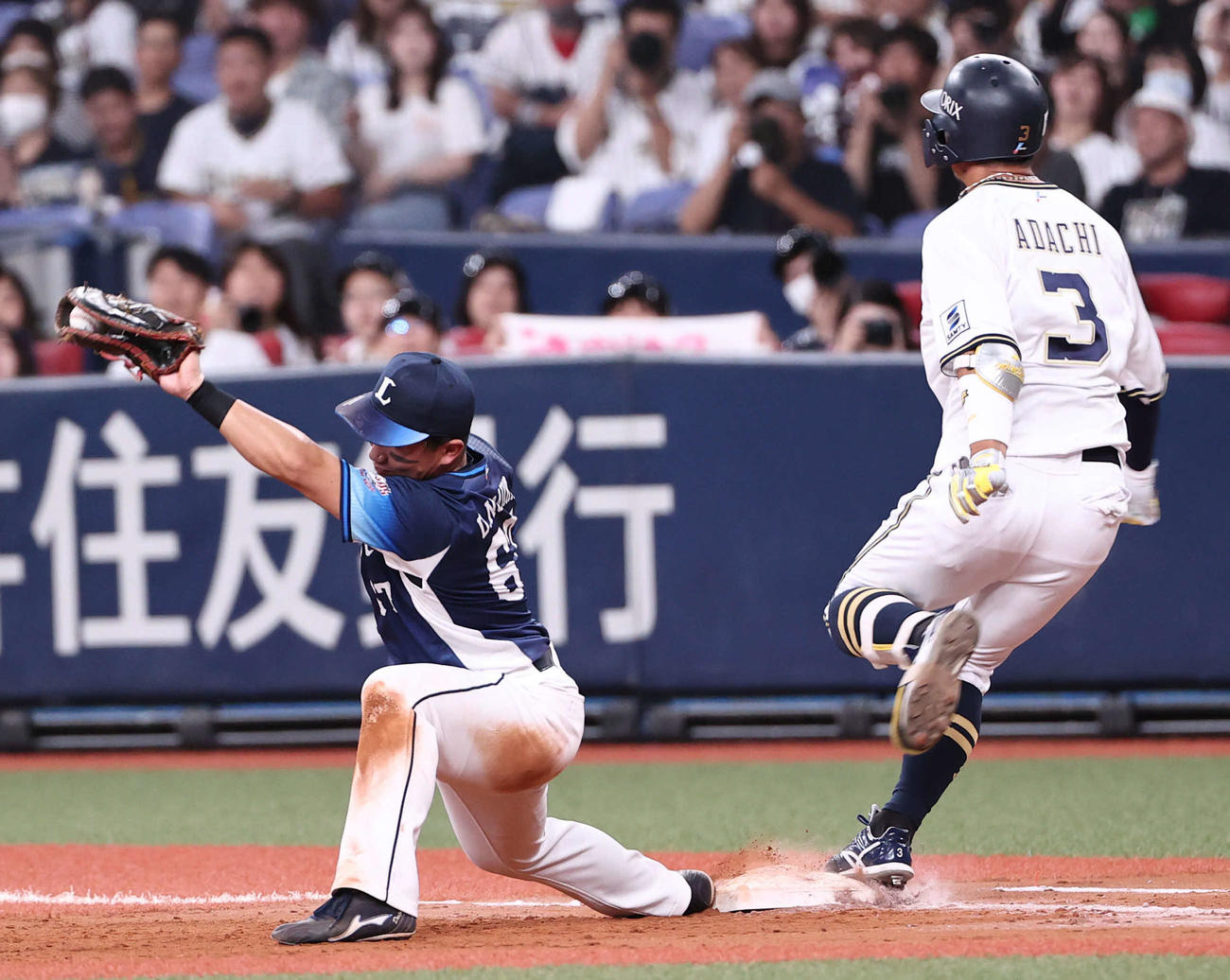 オリックス対西武　8回裏オリックス無死、安達は遊撃へ内野安打を放ち一塁へ駆け込む。野手野村（撮影・西尾就之）