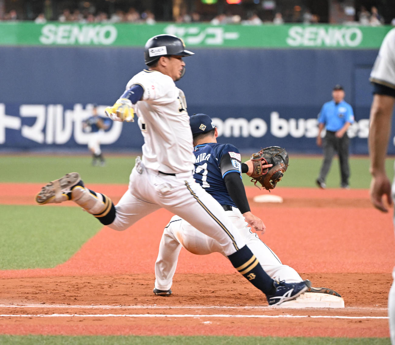 オリックス対西武　8回裏オリックス無死、遊撃へ内野安打を放つ安達（撮影・和賀正仁）