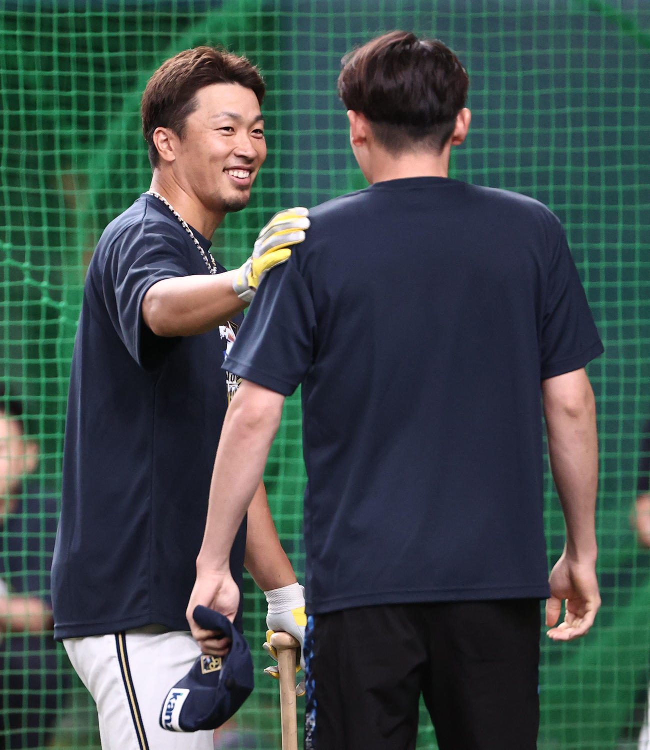 オリックス対西武　試合前の練習でオリックス安達は西武源田と談笑（撮影・西尾就之）