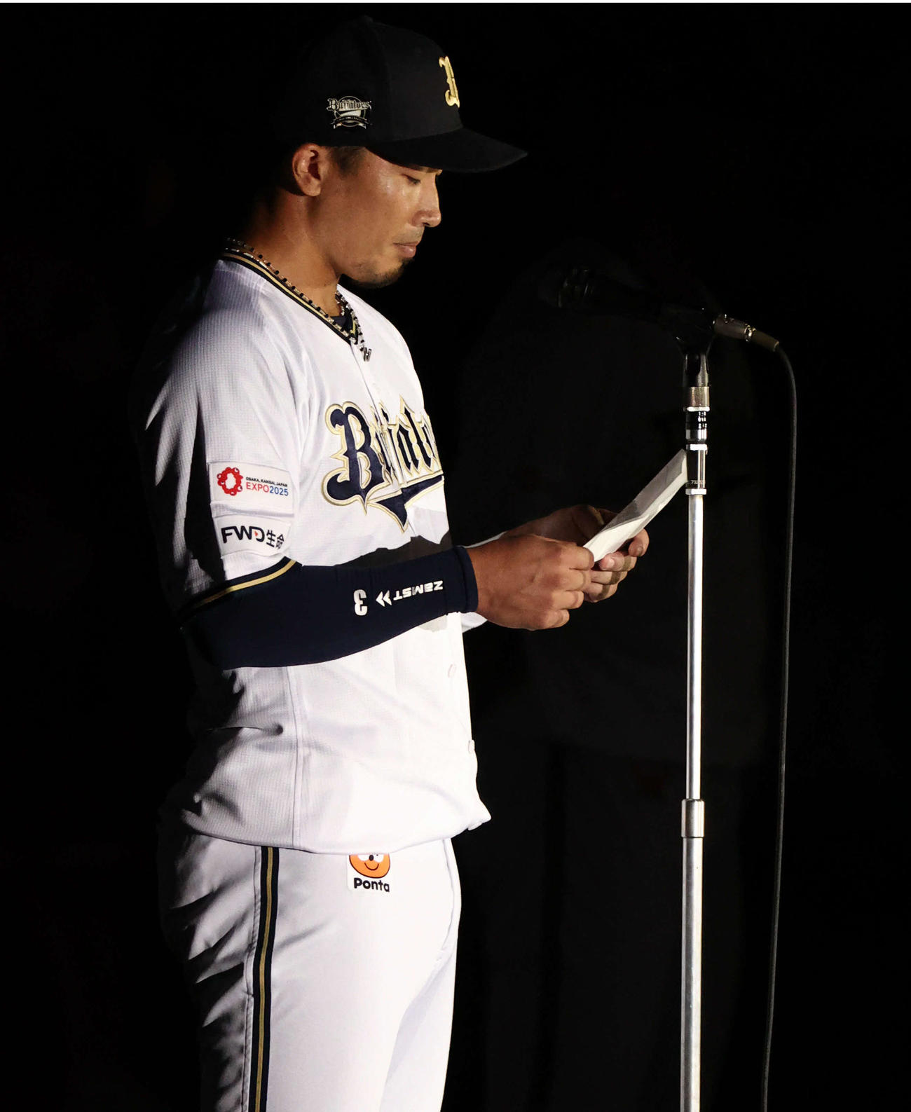 引退セレモニーであいさつするオリックス安達（撮影・西尾就之）