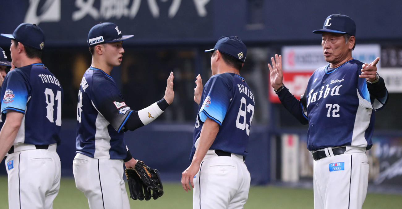 オリックス対西武　オリックスに勝利しナインを出迎える西武渡辺久信監督代行（撮影・西尾就之）