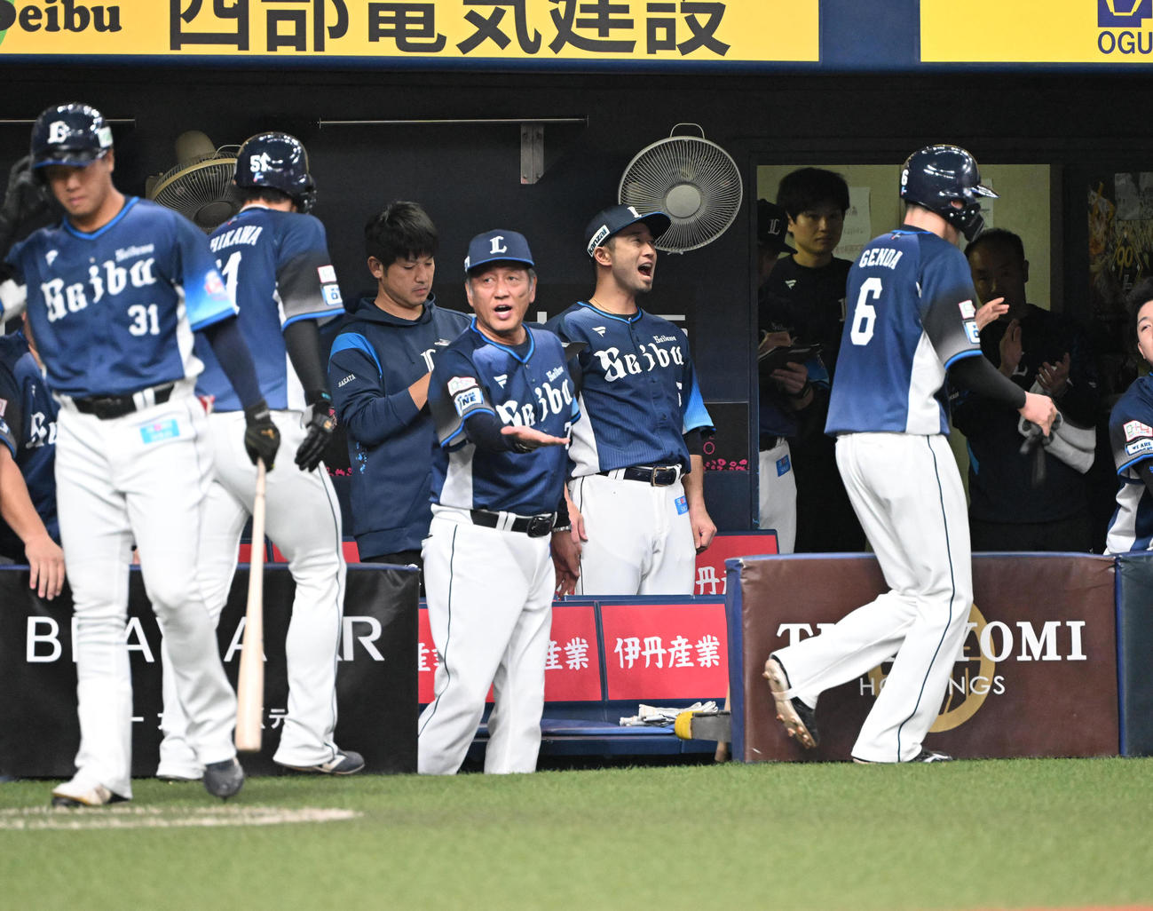 オリックス対西武　1回おもて西武1死二、三塁、佐藤龍の適時打で生還した源田（右）と西川を迎える渡辺久信監督代行（撮影・和賀正仁）