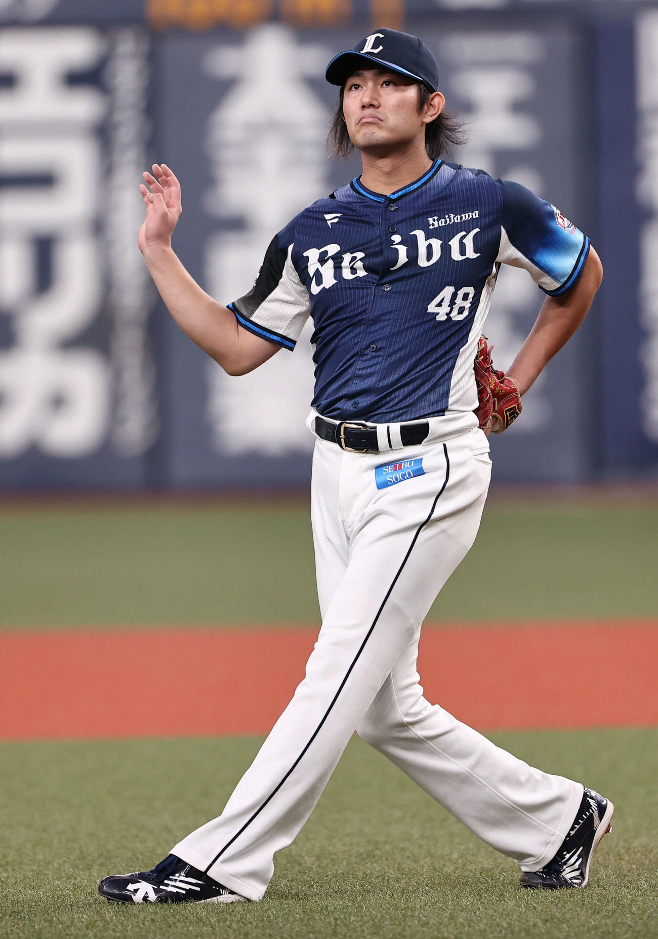 オリックス対西武　2回裏、西武今井は投球の合間にストレッチ（撮影・西尾就之）