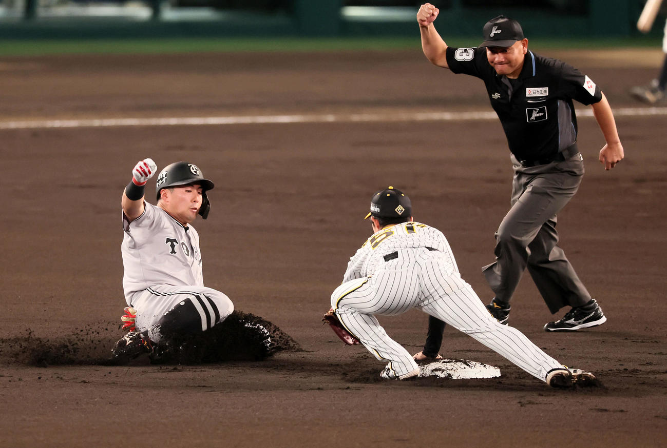 22日、巨人戦の1回、無死二塁でバントを試みた浅野（左）は、才木、佐藤輝、木浪、中野（右）と渡った送球間に二進を狙うがタッチアウト