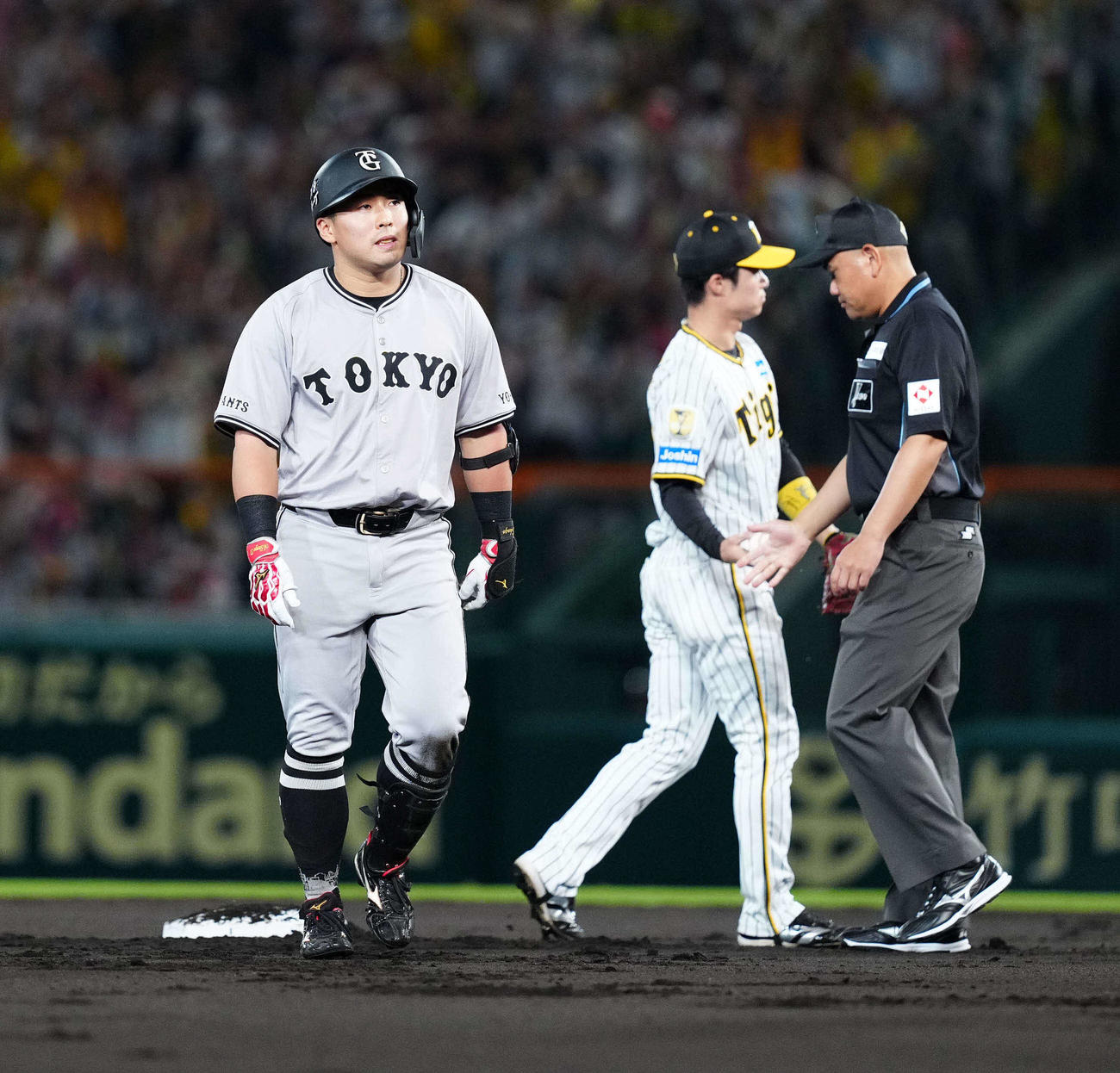 阪神対巨人　1回表巨人無死二塁、送りバントを失敗しベンチに引き揚げる浅野（撮影・江口和貴）