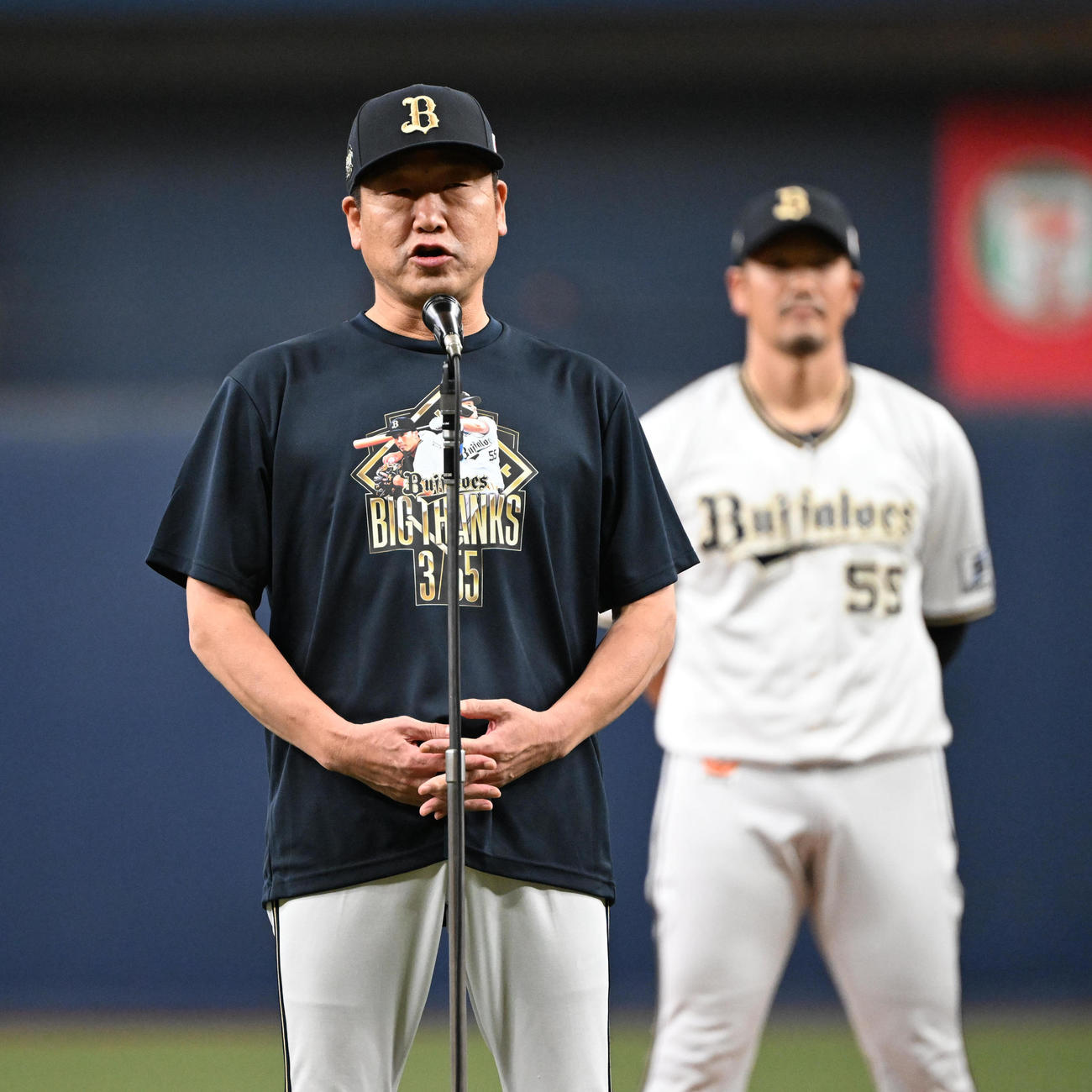 本拠最終戦を終えあいさつするオリックス中嶋監督（撮影・和賀正仁）