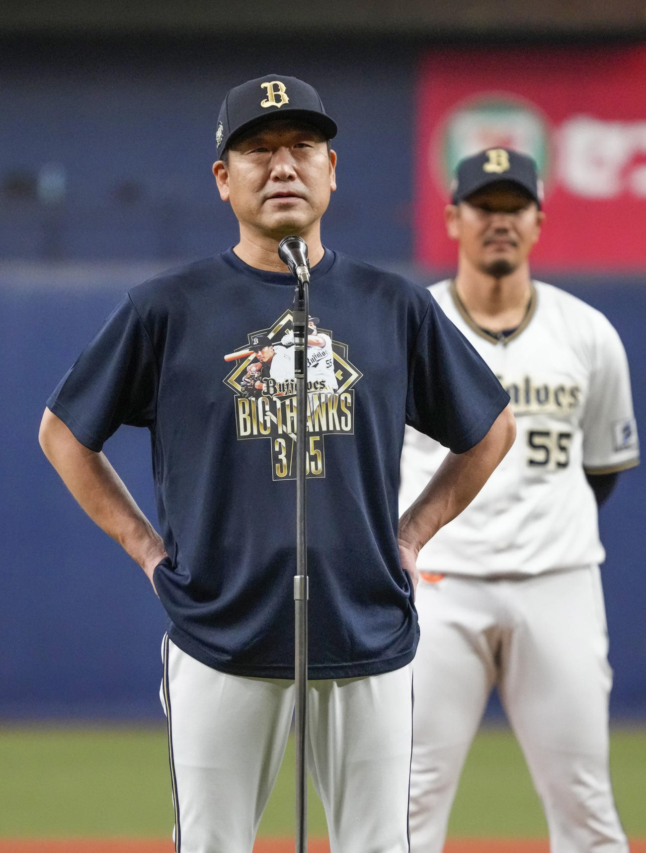 試合後のセレモニーで、ファンにあいさつするオリックス・中嶋監督。奥はT―岡田（共同）