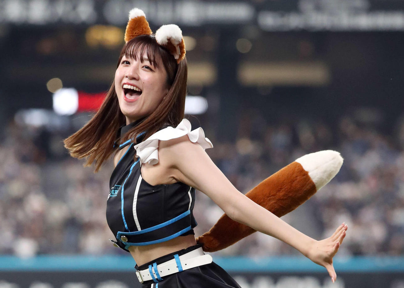 エスコンフィールドでパフォーマンスを行うファイターズガール山口瑠伽