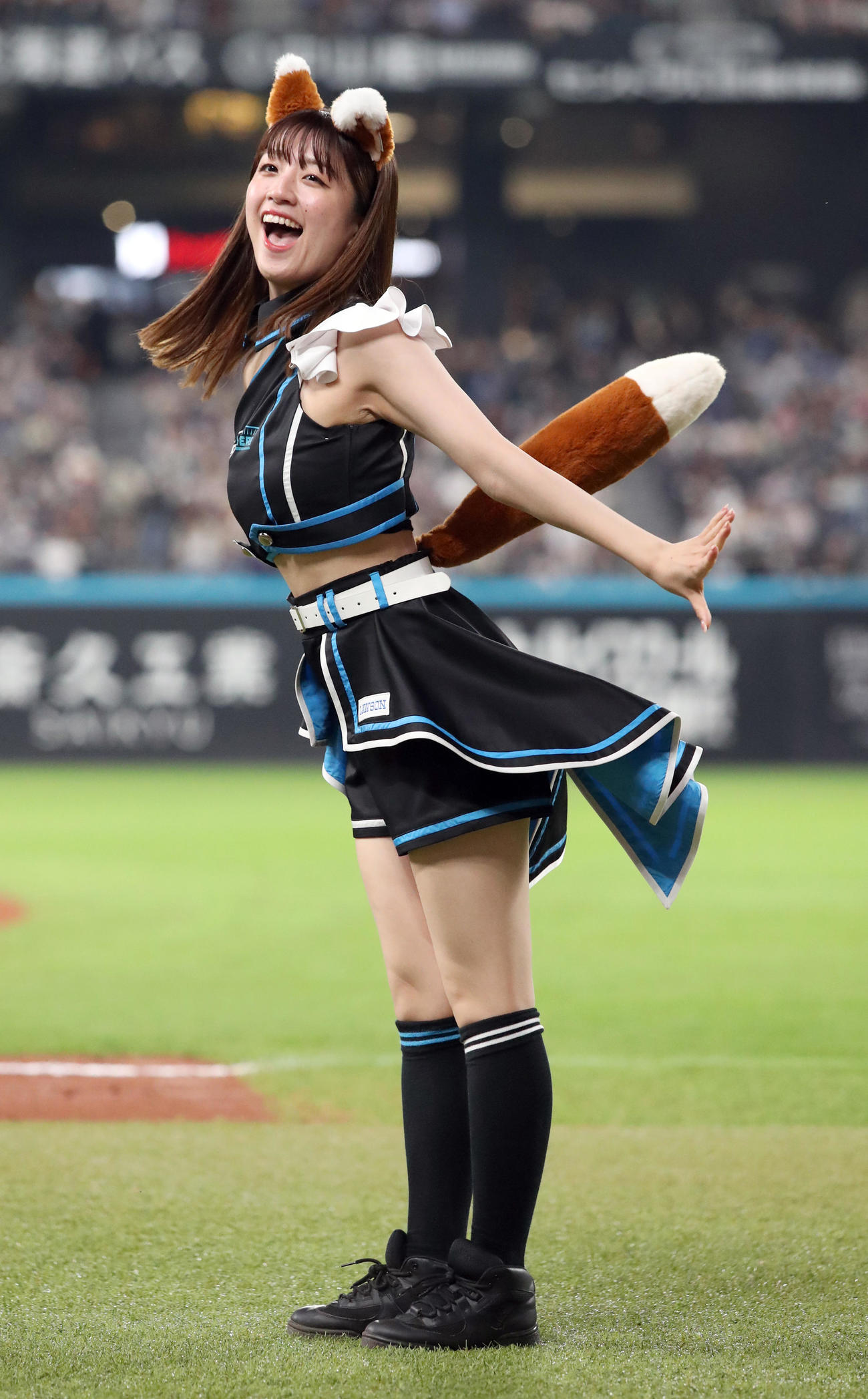 「きつねダンス」を踊るファイターズガールの山口瑠伽