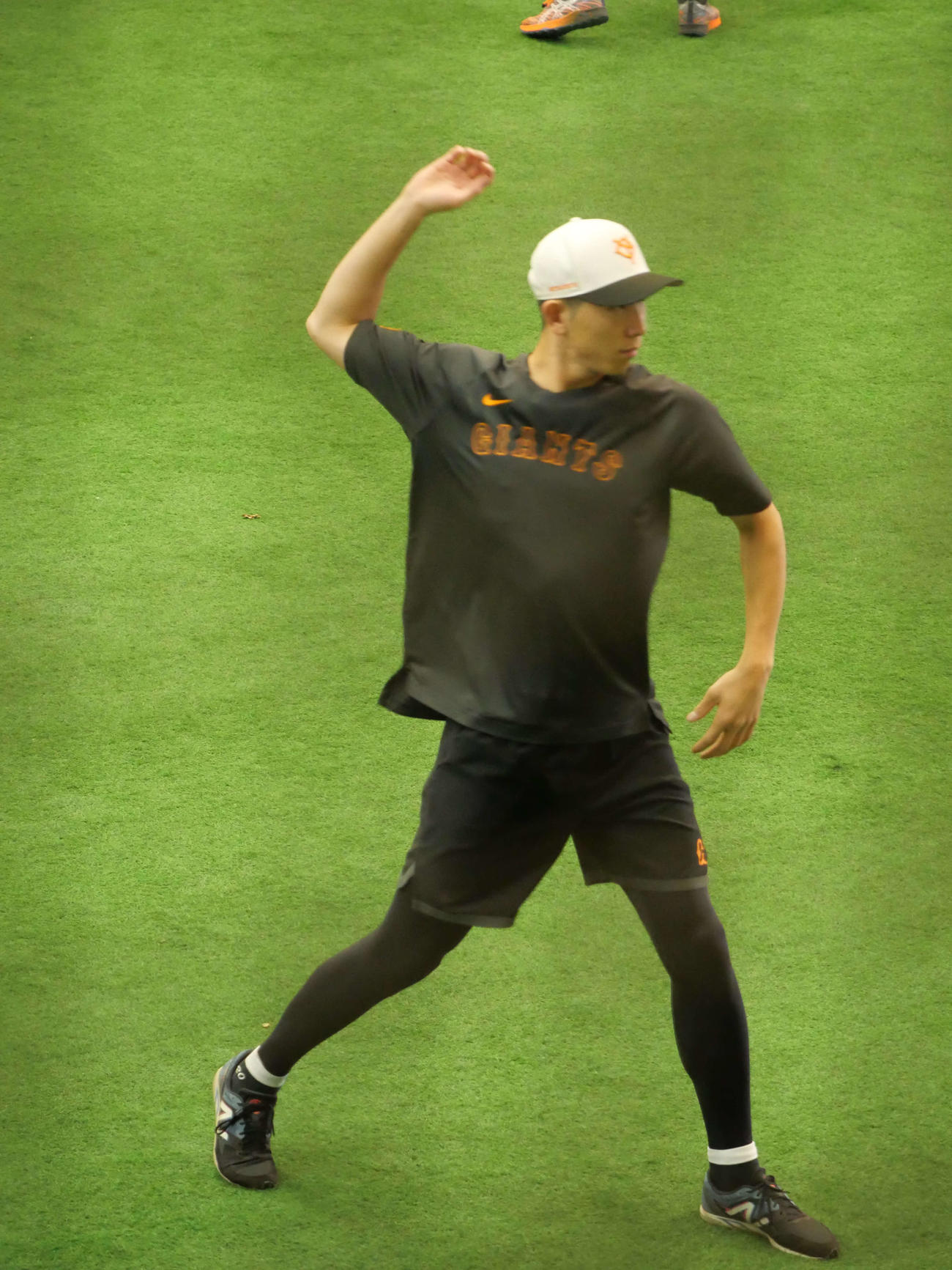 フォームを確認する巨人戸郷（撮影・上田悠太）