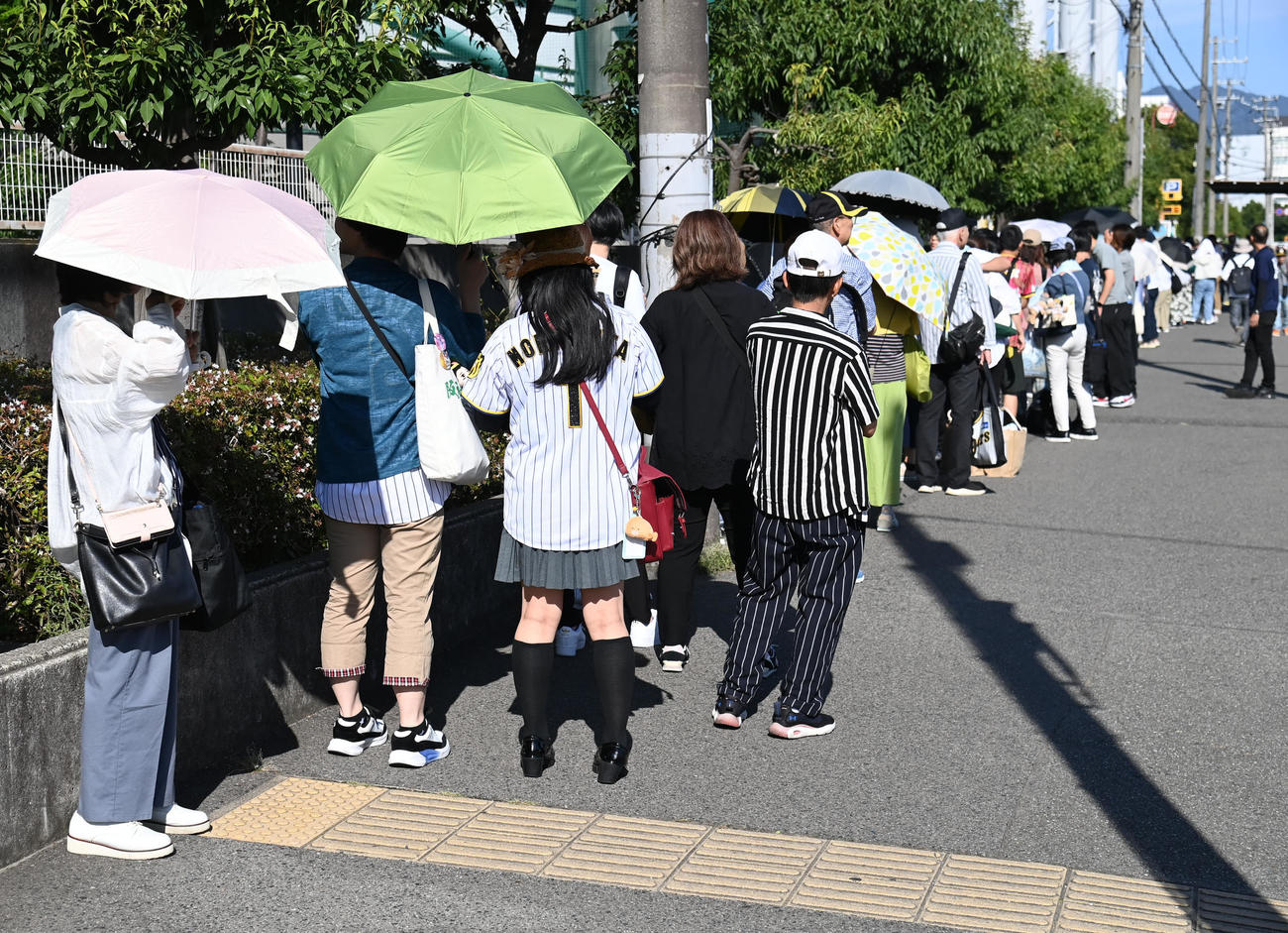 開門前に並ぶ多くのファンら（撮影・石井愛子）