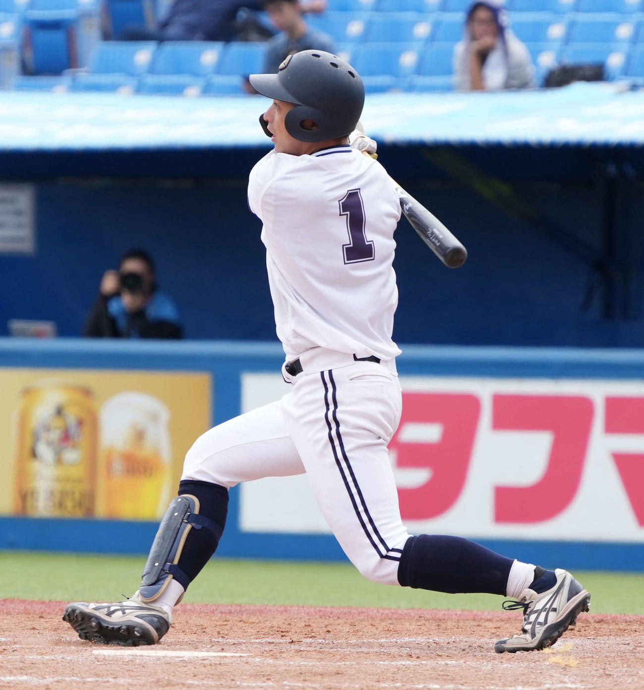 中大対東農大　3回表中大2死一塁、桜井は先制右適時二塁打を放つ（撮影・小沢裕）
