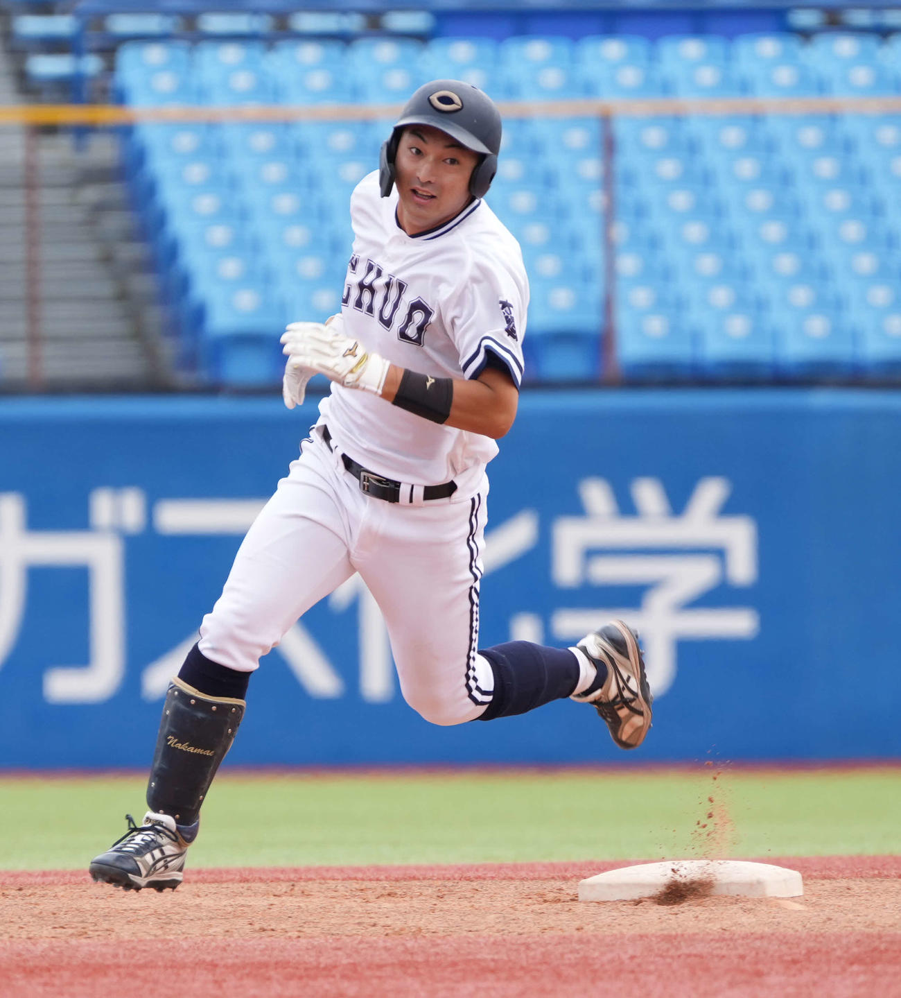 中大対東農大　3回表中大2死一塁、桜井は先制右適時二塁打を放ち送球の間に三塁を陥れる（撮影・小沢裕）