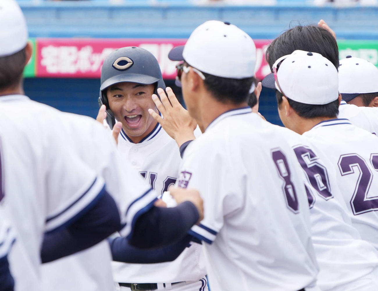 中大対東農大　3回表中大2死三塁、松嶋晃希の右適時二塁打で生還した桜井（中央）はベンチのナインの祝福を受ける（撮影・小沢裕）