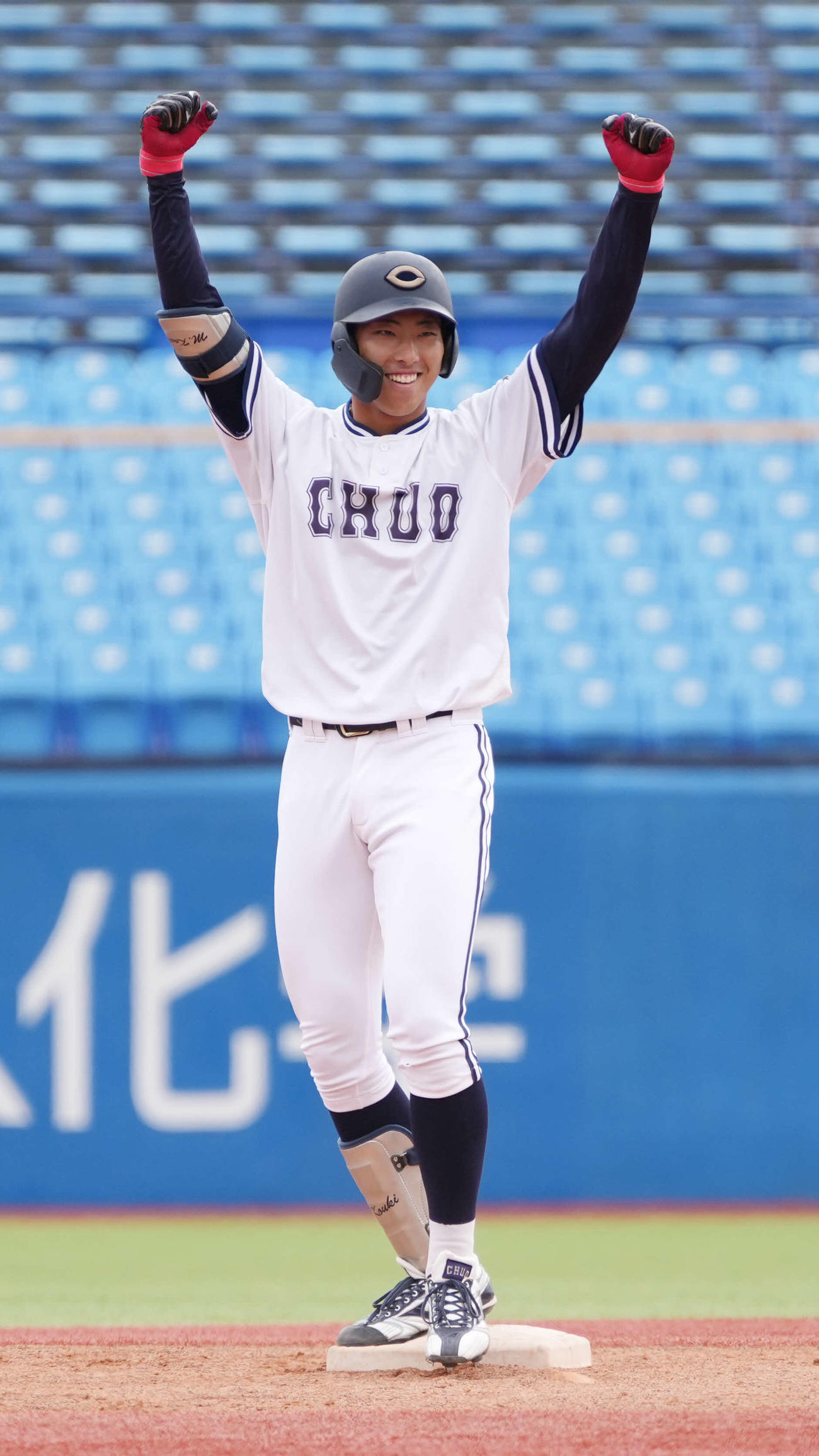 中大対東農大　3回表中大2死三塁、松嶋は右適時二塁打を放ちベンチに向かってガッツポーズ（撮影・小沢裕）