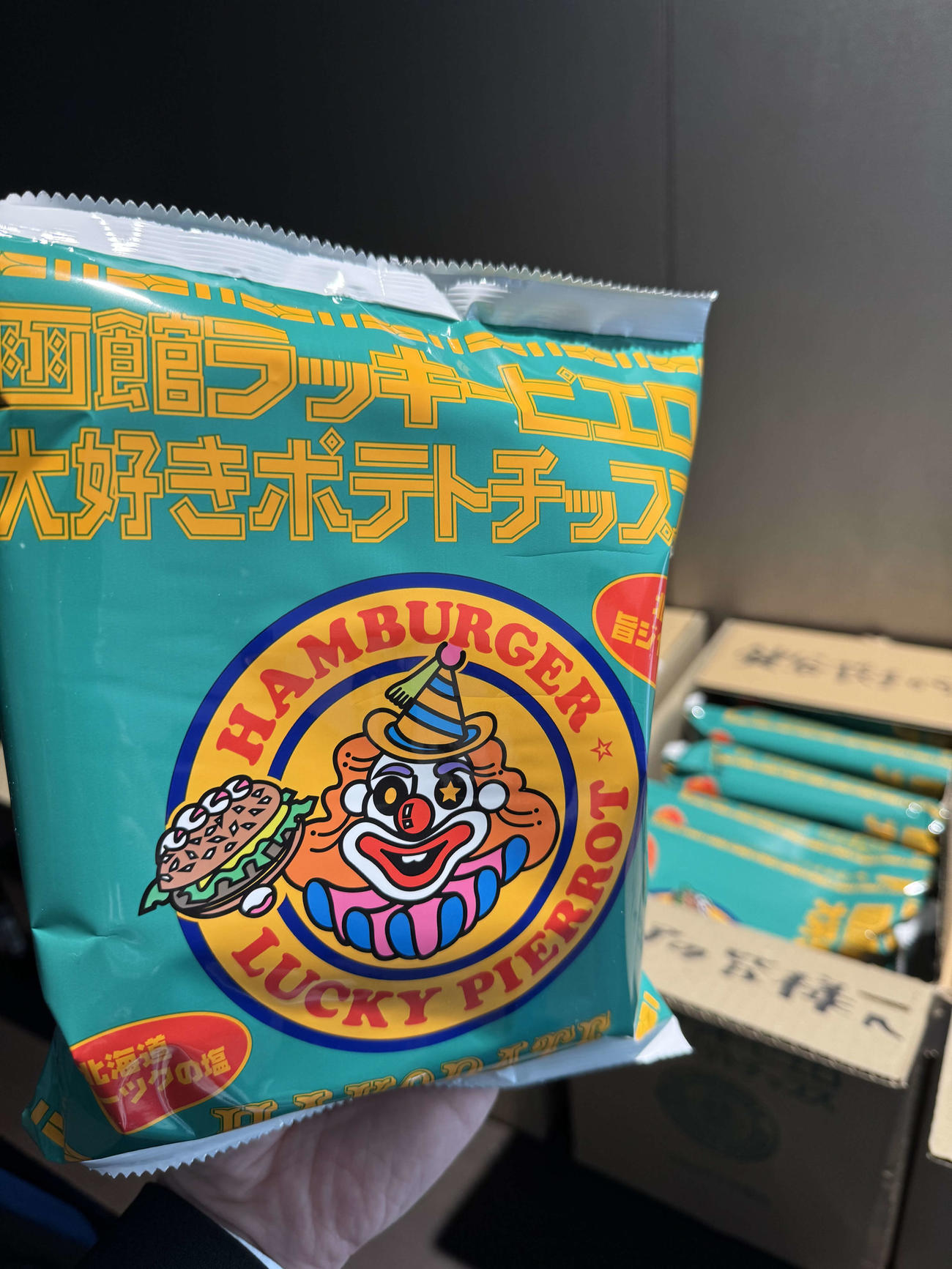 引退登板を控えた日本ハム鍵谷陽平投手から報道陣へ差し入れされた「函館ラッキーピエロ大好きポテトチップス」