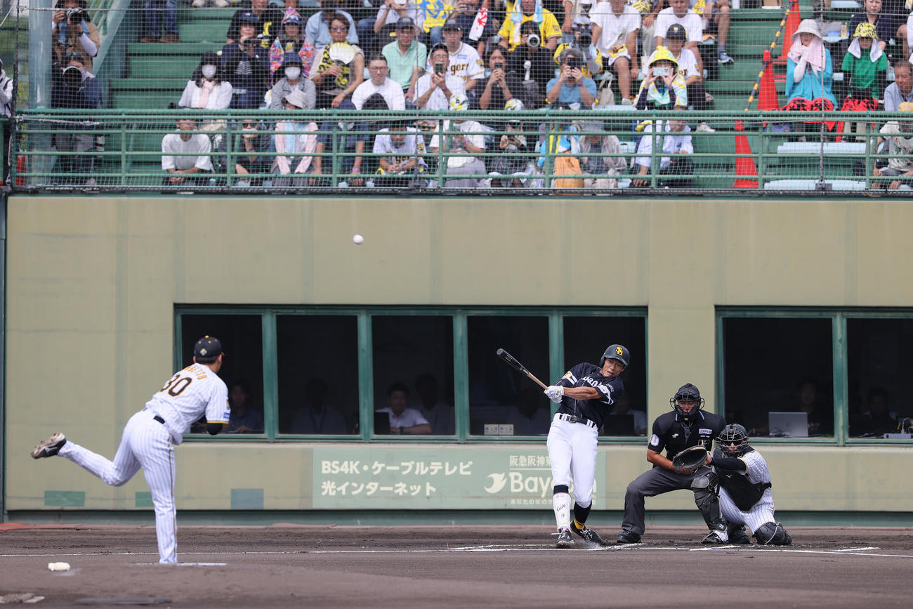 ウエスタン・リーグ阪神対ソフトバンク　1回表ソフトバンク1死、柳田は先制の右越えソロ本塁打を放つ。投手門別（撮影・上山淳一）