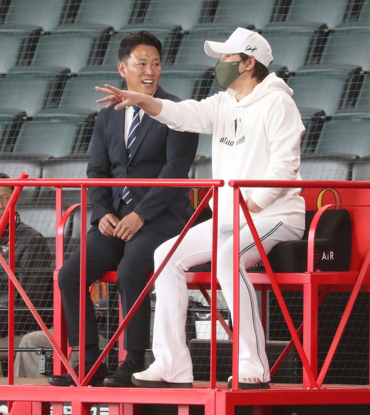 日本ハム対楽天　新庄監督（右）と話す侍ジャパン井端監督（撮影・黒川智章）