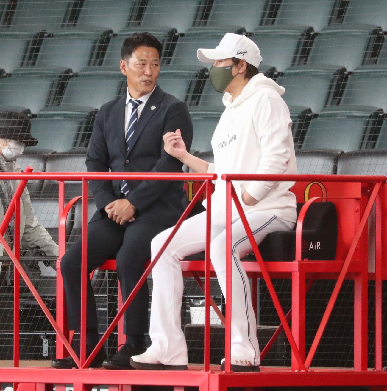 日本ハム対楽天　新庄監督（右）と話す侍ジャパン井端監督（撮影・黒川智章）