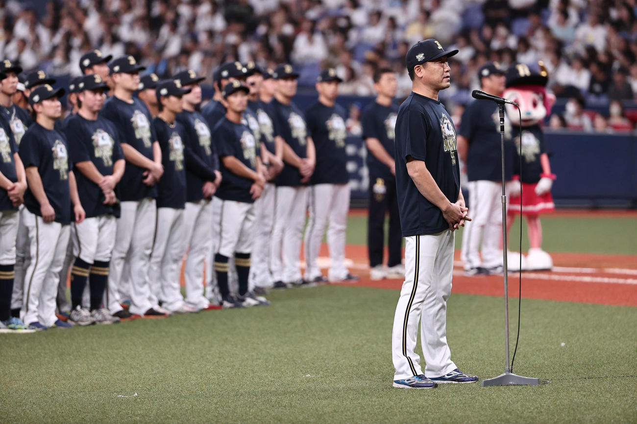 24日、オリックス対西武　ホーム最終戦セレモニーであいさつするオリックス中嶋監督（撮影・西尾就之）