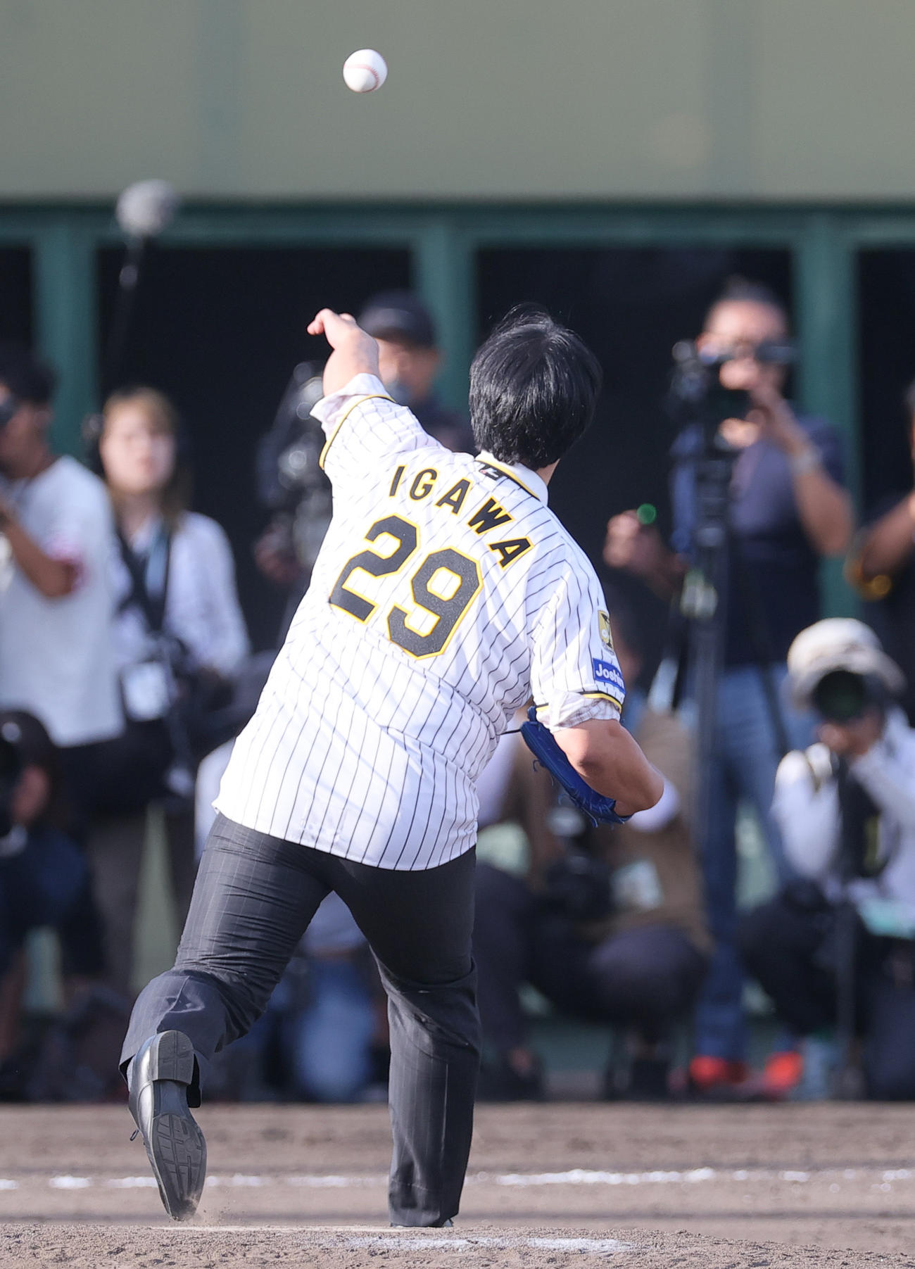 阪神2軍本拠地の鳴尾浜球場でファイナルピッチする阪神OB井川氏（撮影・上山淳一）