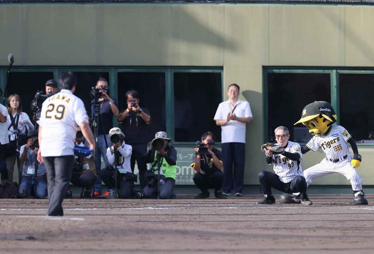 阪神2軍本拠地の鳴尾浜球場でファイナルピッチする阪神OB井川氏（左端）の球を受ける虎風荘の西口副寮長（撮影・上山淳一）