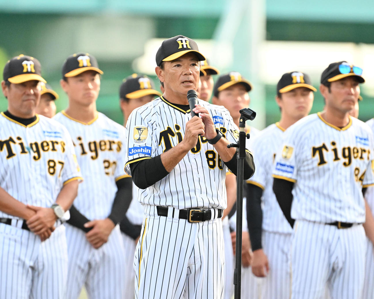 ファンらにあいさつをする和田2軍監督（撮影・石井愛子）
