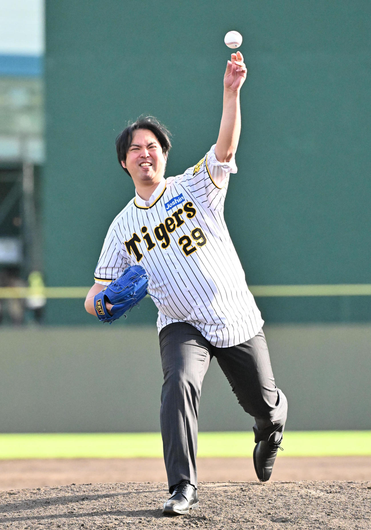 ファイナルピッチセレモニーで終球式を務める井川慶氏（撮影・石井愛子）