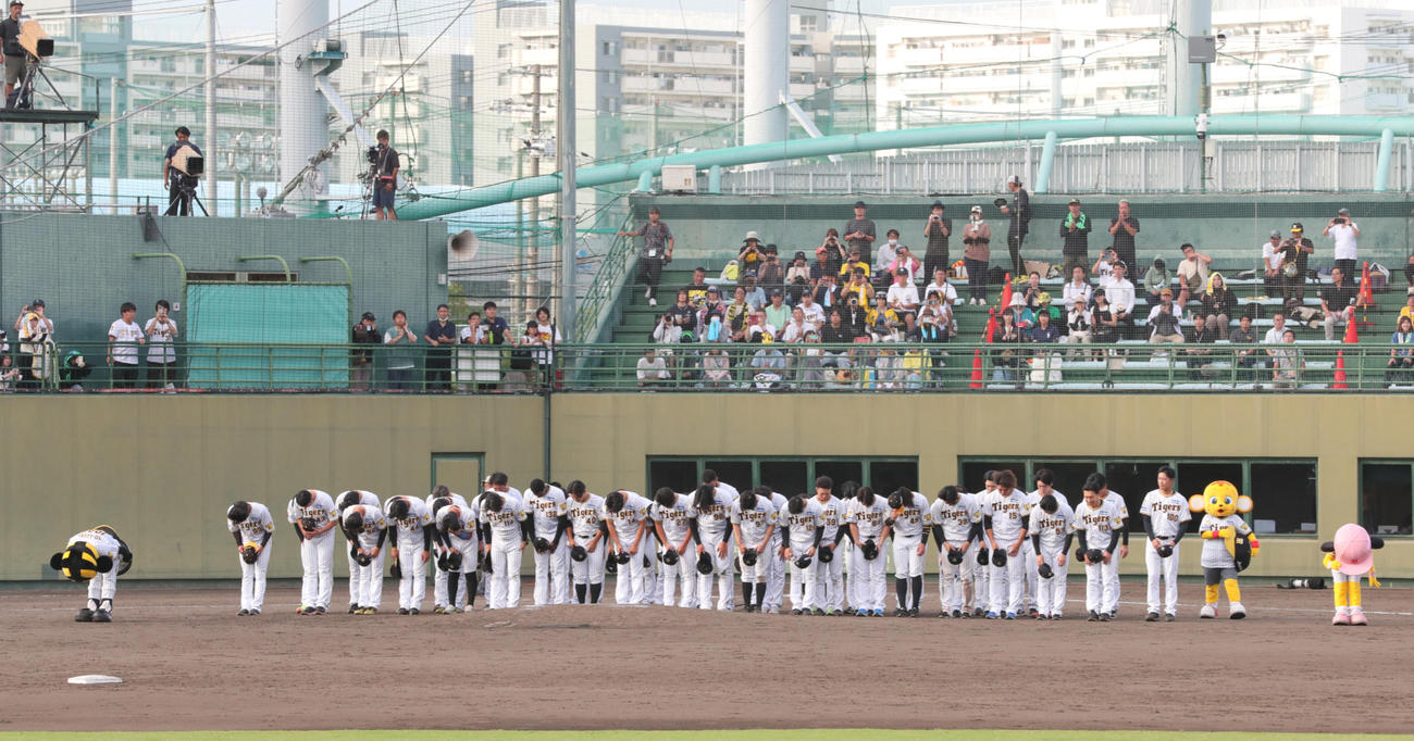 阪神2軍本拠地の鳴尾浜球場での公式戦を終えあいさつする選手ら（撮影・上山淳一）